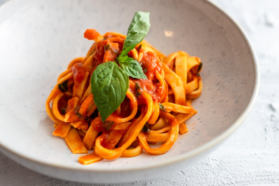 Rezept von Mario Lohninger aus Kitchen Impossible: Chitarra mit Tomatensauce - glutenfreie Pasta mit fruchtiger Tomatensauce.