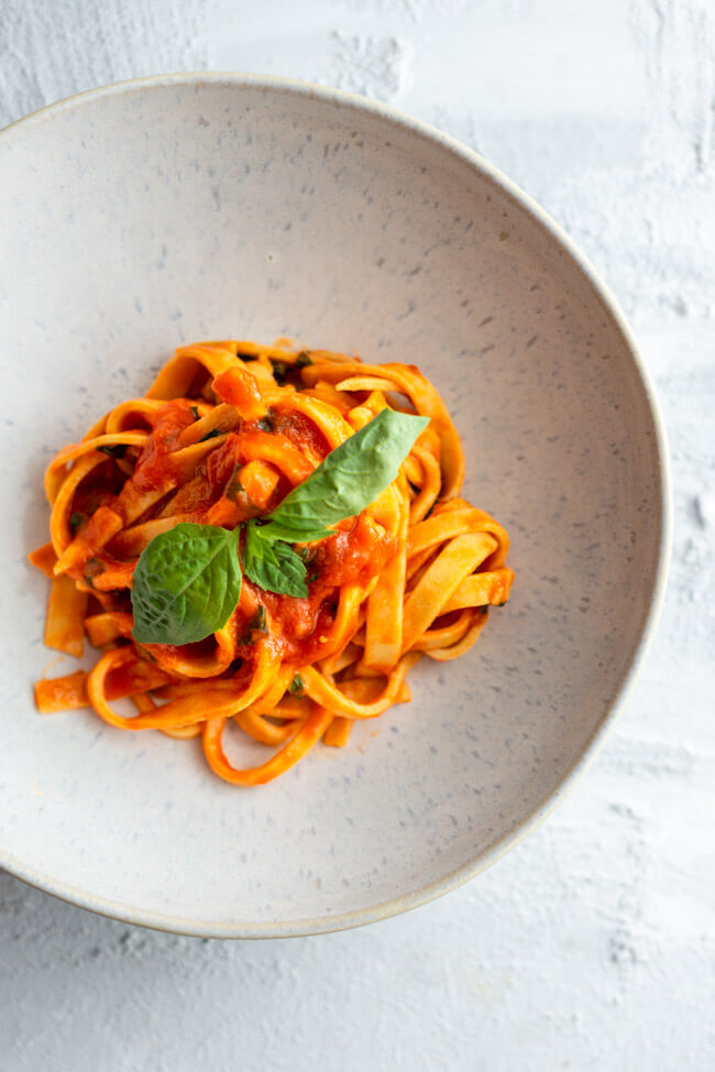 Rezept von Mario Lohninger aus Kitchen Impossible: Chitarra mit Tomatensauce - glutenfreie Pasta mit fruchtiger Tomatensauce.