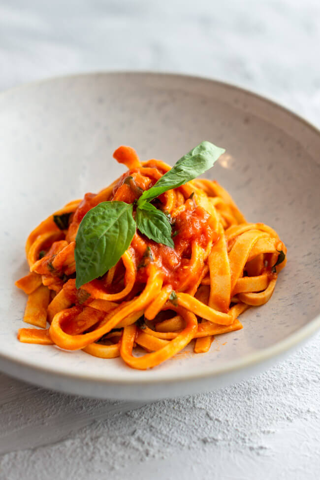 Rezept von Mario Lohninger aus Kitchen Impossible: Chitarra mit Tomatensauce - glutenfreie Pasta mit fruchtiger Tomatensauce.