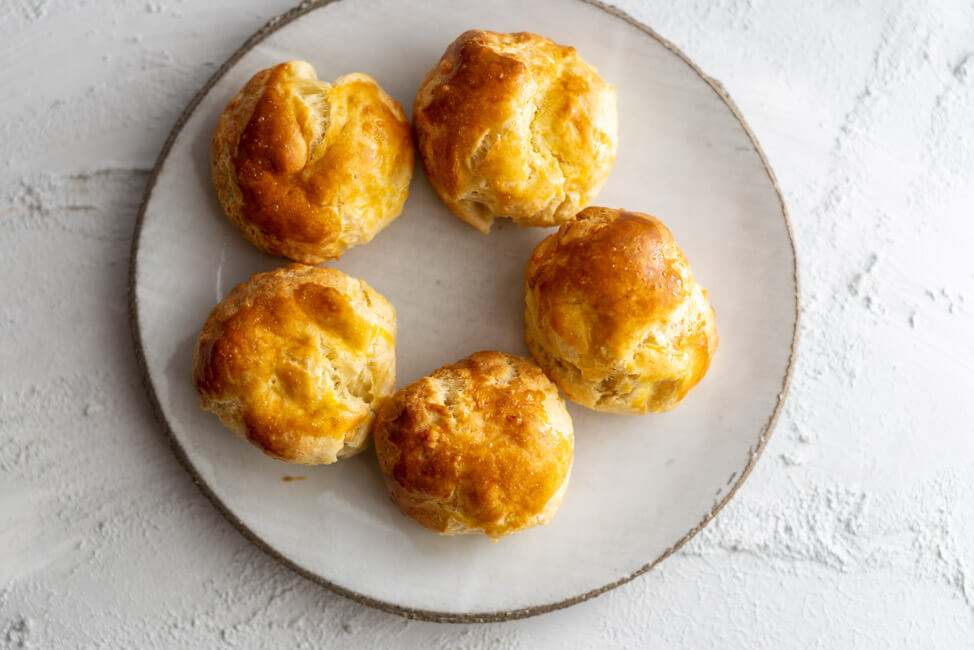 Rezept von Thomas Martin aus Kitchen Impossible: Gougéres - Windbeutel aus Brandteig mit Emmentaler.