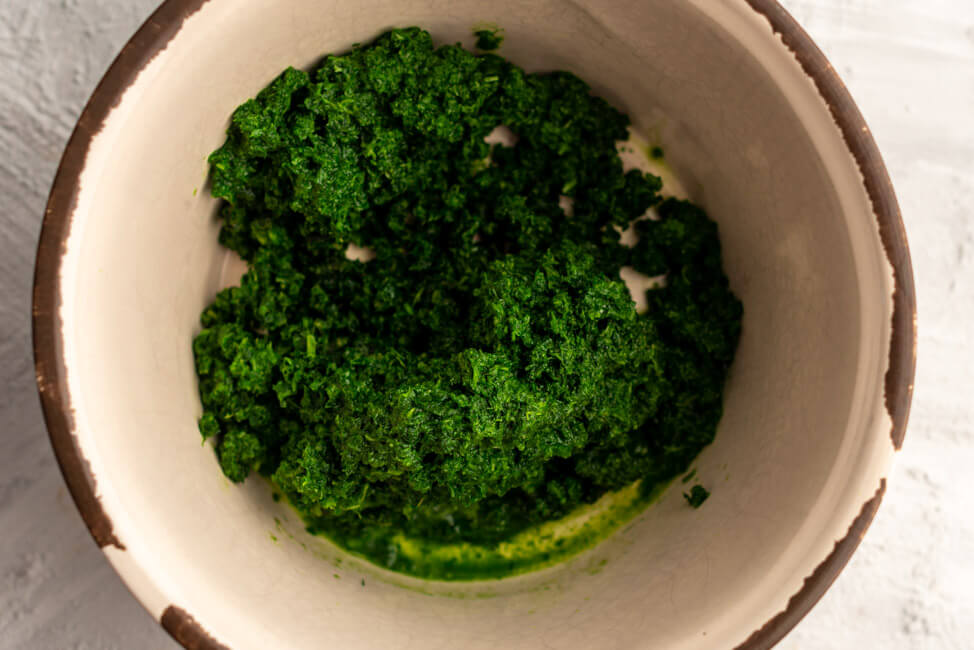 Frankfurter Grüne Sauce Kräuter durch den Fleischwolf gedreht in einer Schüssel.