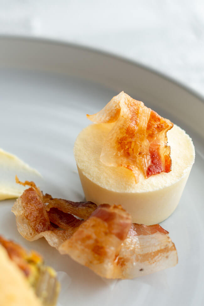 Parmesan-Eis mit Panchetta-Chip - Komponente des Erbazzone us Kitchen Impossible.