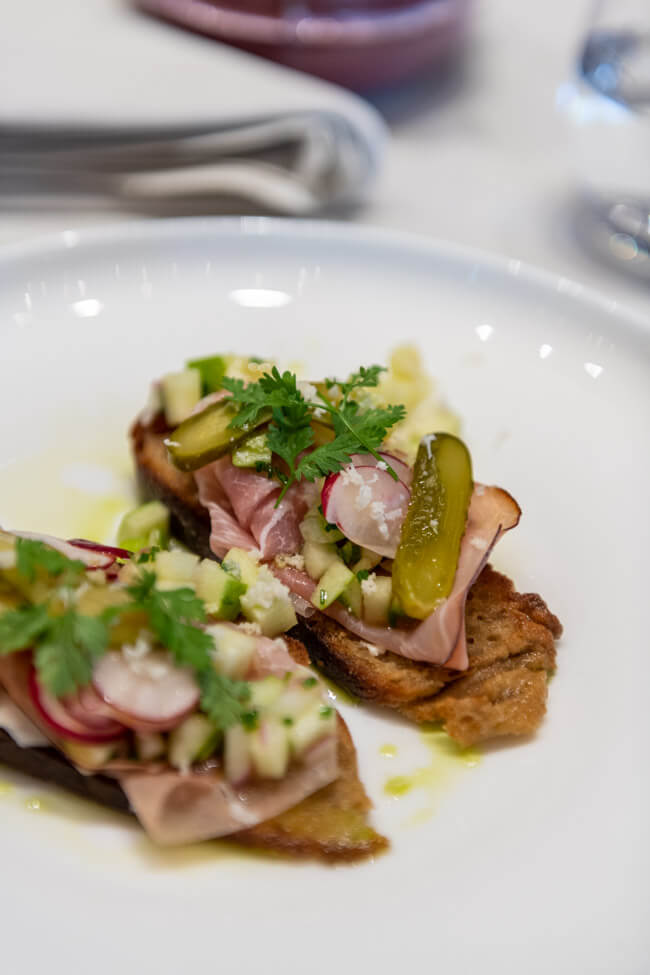 Bruschetta mit Scwharzwälder Schinken, Radieschen, Apfelsalat und Meerrettich.
