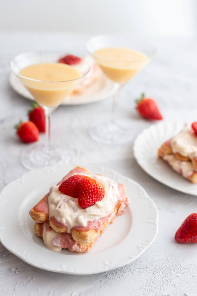 Erdbeer-Tiramisu mit Eierlikör auf weißen Tellern.