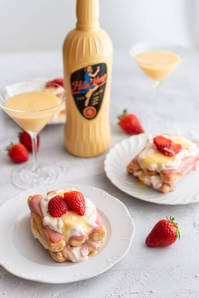 Erdbeer-Tiramisu mit Eierlikör auf weißen Tellern.