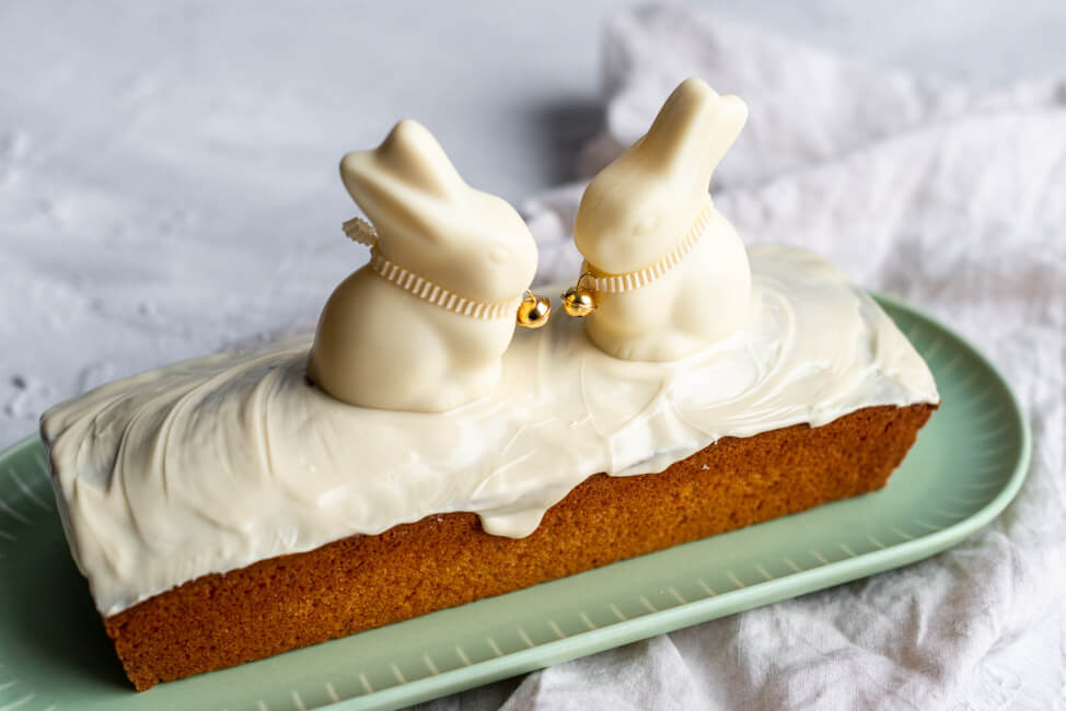 Kastenkuchen zu Ostern: Karotten-Grießkuchen mit Eierlikör, weißer Schokoladenglasur und weißen Lindt-Schokoladenhasen.