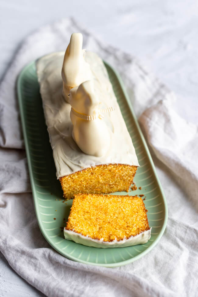 Kastenkuchen zu Ostern: Karotten-Grießkuchen mit Eierlikör, weißer Schokoladenglasur und weißen Lindt-Schokoladenhasen.