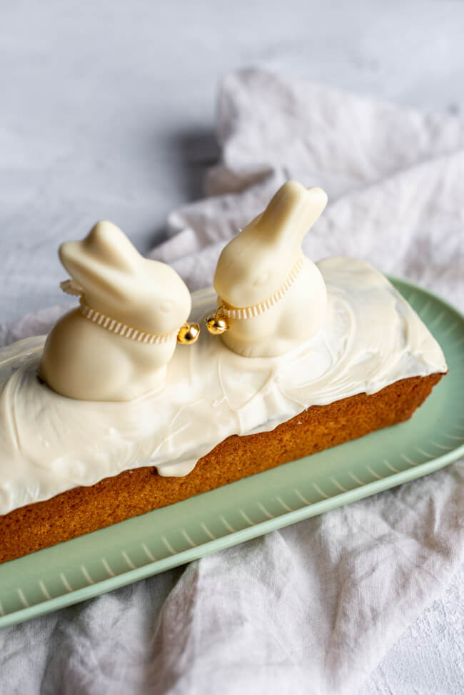 Kastenkuchen zu Ostern: Karotten-Grießkuchen mit Eierlikör, weißer Schokoladenglasur und weißen Lindt-Schokoladenhasen.