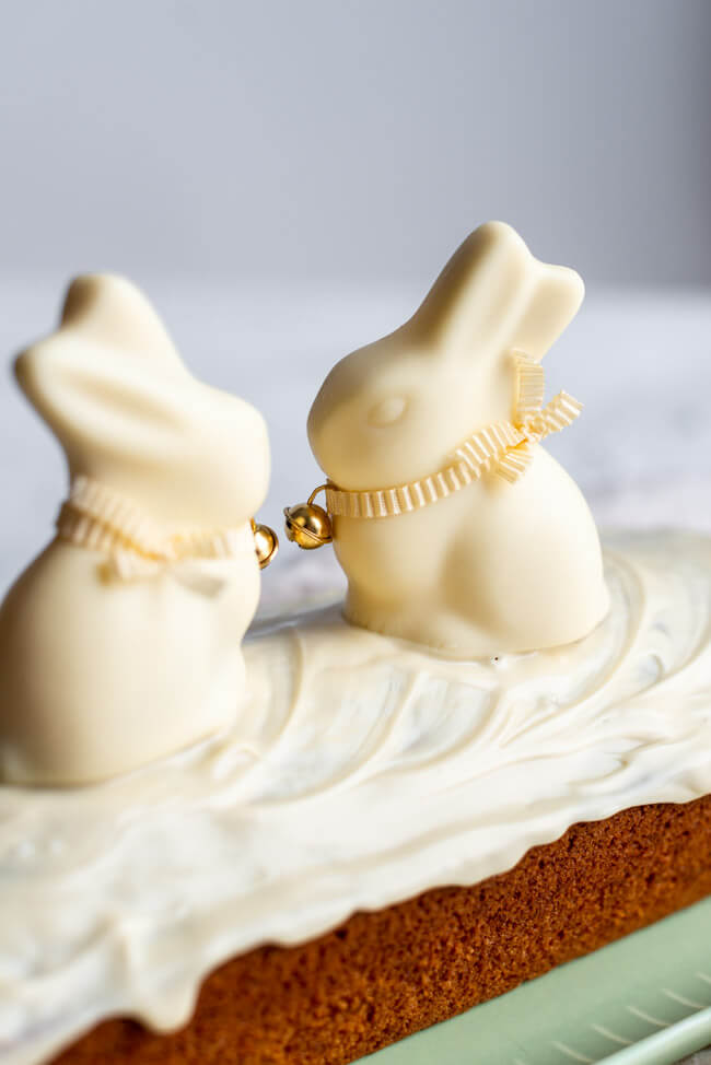 Kastenkuchen zu Ostern: Karotten-Grießkuchen mit Eierlikör, weißer Schokoladenglasur und weißen Lindt-Schokoladenhasen.