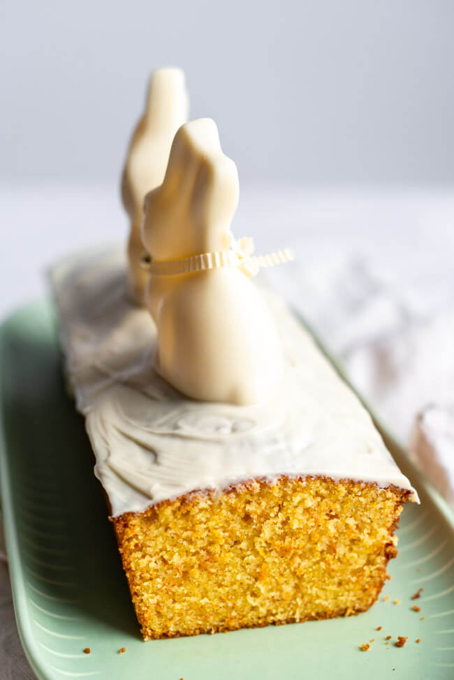 Kastenkuchen zu Ostern: Karotten-Grießkuchen mit Eierlikör, weißer Schokoladenglasur und weißen Lindt-Schokoladenhasen.