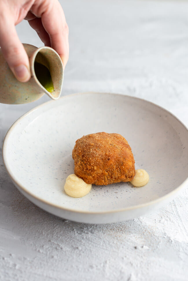 Originalrezept aus Kitchen Impossible: Knödel mit Specksud, Käsecreme und Schnittlauchöl.