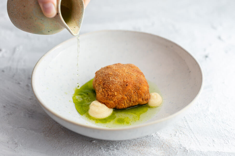 Originalrezept aus Kitchen Impossible: Knödel mit Specksud, Käsecreme und Schnittlauchöl.
