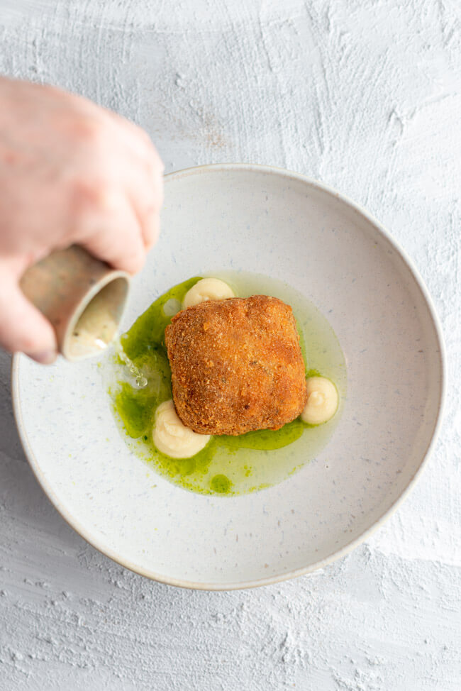 Originalrezept aus Kitchen Impossible: Knödel mit Specksud, Käsecreme und Schnittlauchöl.