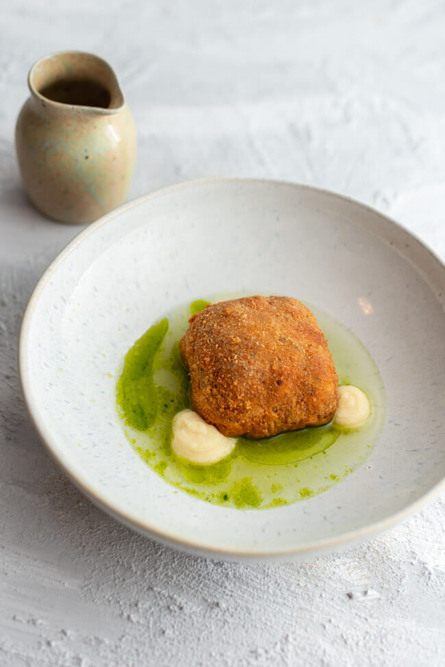Originalrezept aus Kitchen Impossible: Knödel mit Specksud, Käsecreme und Schnittlauchöl.