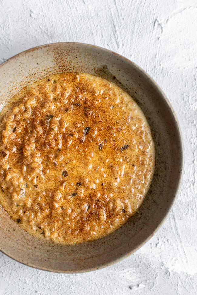 Originalrezept aus Kitchen Impossible: Orzotto mit Zichorienkaffee in grauem Keramikteller.