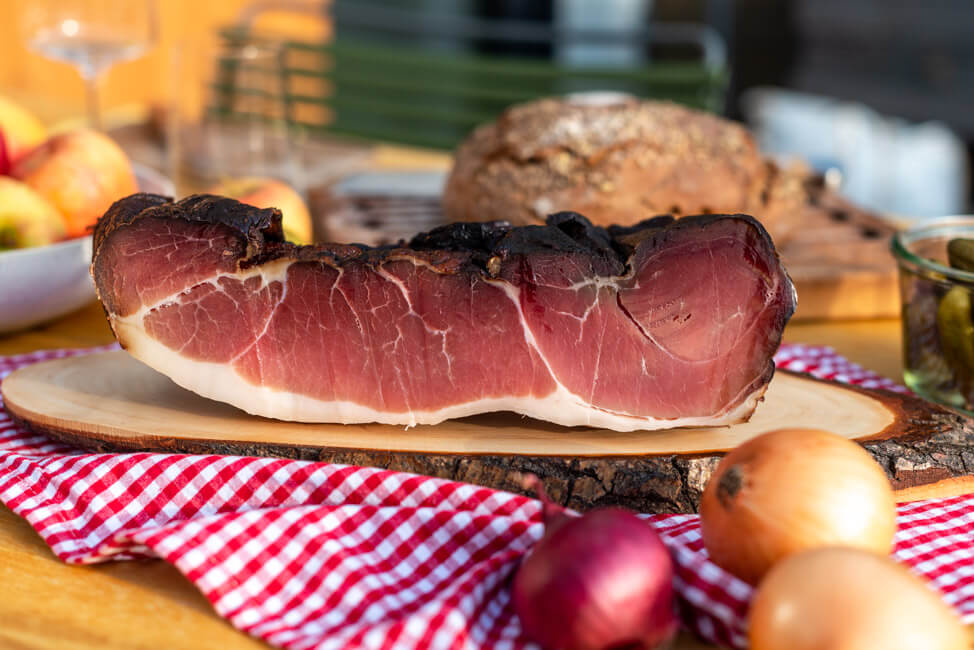 Traditionelle Speckvesper mit Schwarzwälder Schinken, Apfel, Zwiebel und Brot.