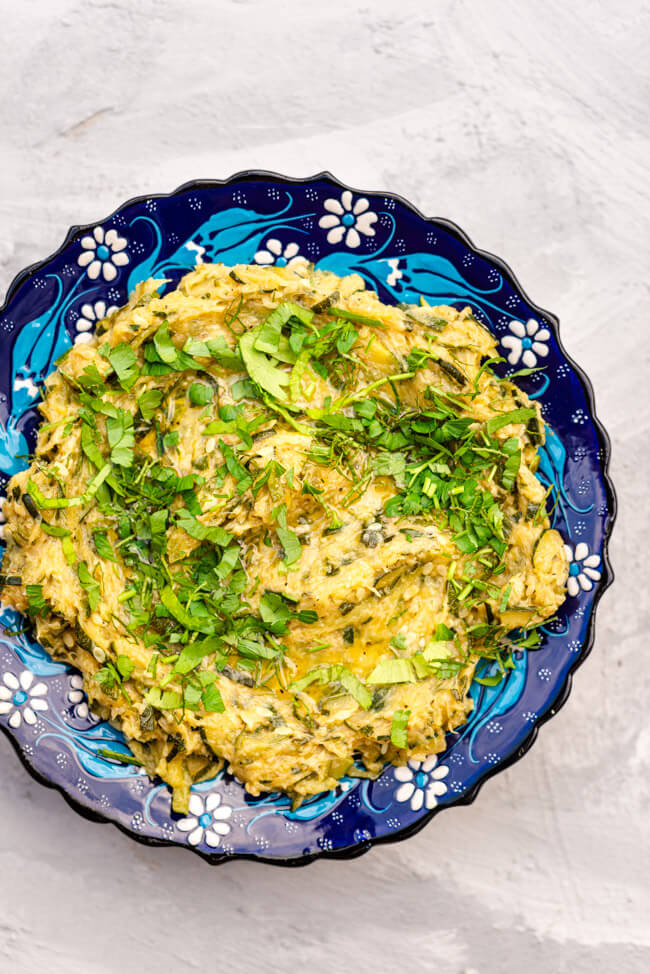 Zucchini-Dip Lib el Kousa auf blauem Keramikteller.