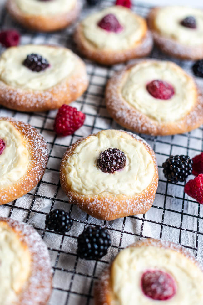 Quarkteilchen auf schwarzem Metallgitter und dekoriert mit frischen Beeren.