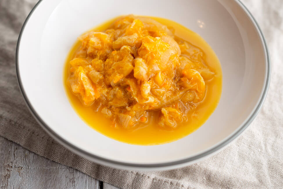 Mandarinen-Chutney in heller Porzellanschale.