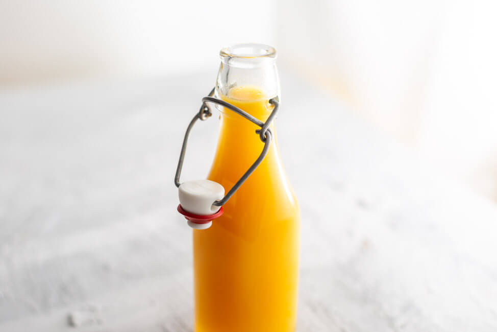 Orangen-Honig-Essig in Bügelflasche.
