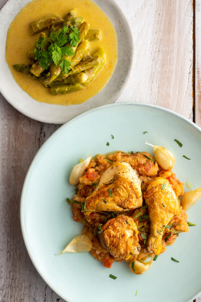 Poulet au vinaigre aus Kitchen Impossible auf blauem Teller und Spargel mit Kerbel auf grauem Teller.