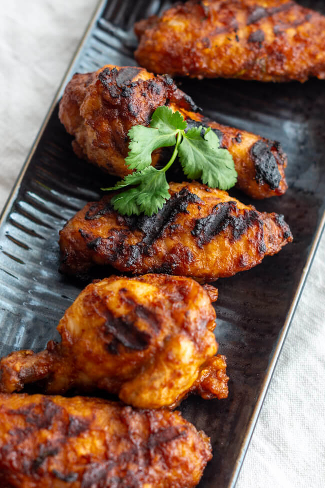 Chicken Wings auf schwarzem Teller