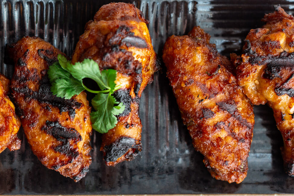 Chicken Wings auf schwarzem Teller