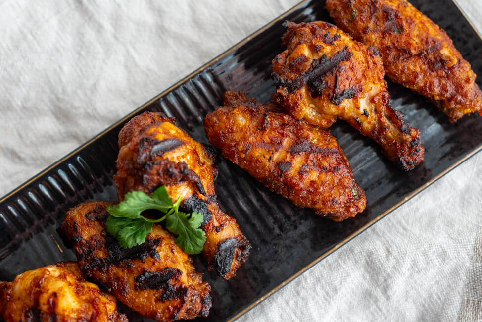 Chicken Wings auf schwarzem Teller