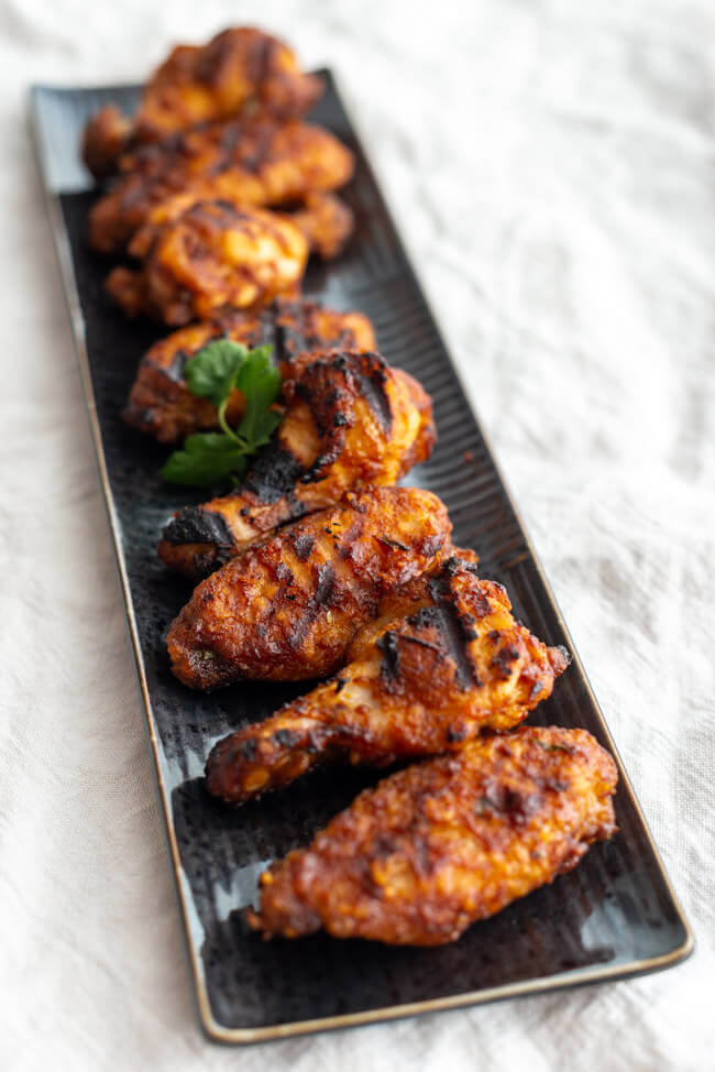 Chicken Wings auf schwarzem Teller