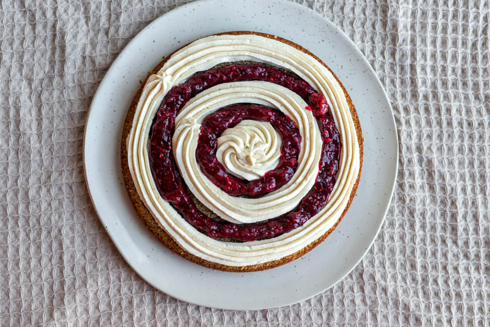 Sommerliche Beerentorte Schritt für Schritt - hier wird die Füllung auf die Böden gespritzt.
