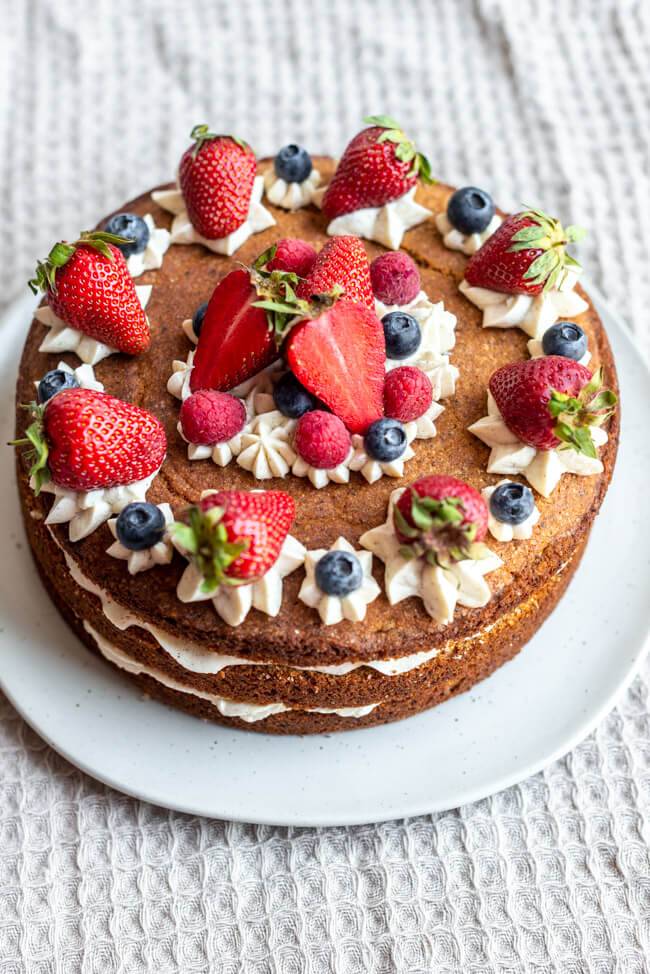 Sommerliche Beerentorte auf hellem Untergrund.