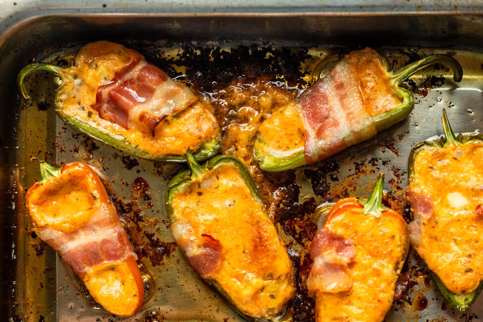 Blech-Auflaufform mit Jalapeno-Maple-Toppers.