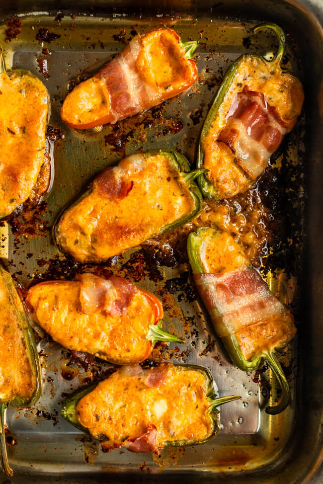 Blech-Auflaufform mit Jalapeno-Maple-Toppers.