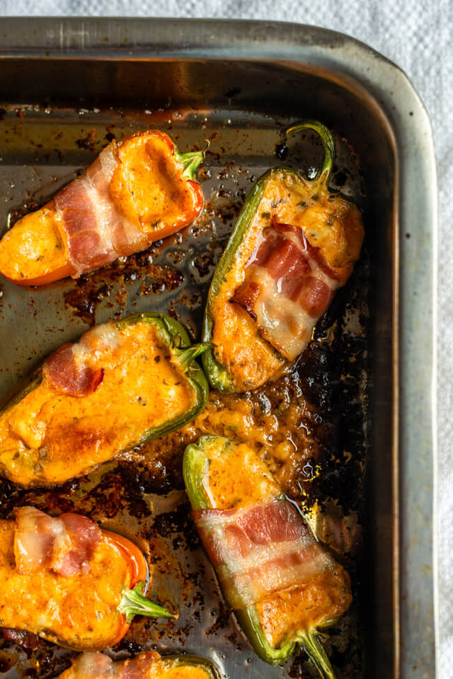 Blech-Auflaufform mit Jalapeno-Maple-Toppers.