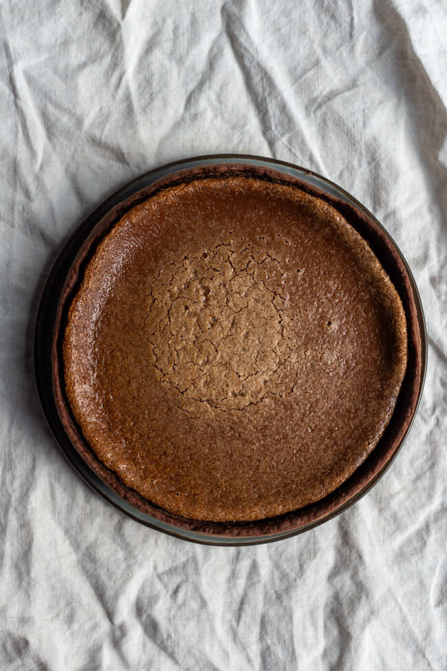 Nougatkäsekuchenauf heller Tischdecke.