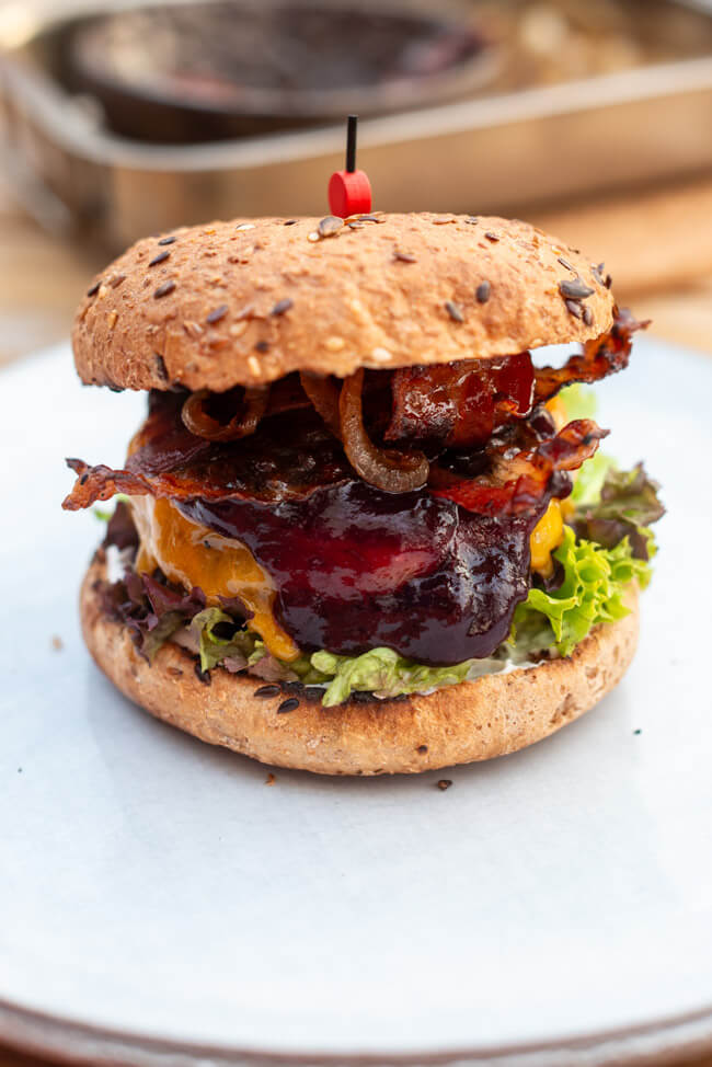 Burger mit Blueberrysauce auf hellem Teller