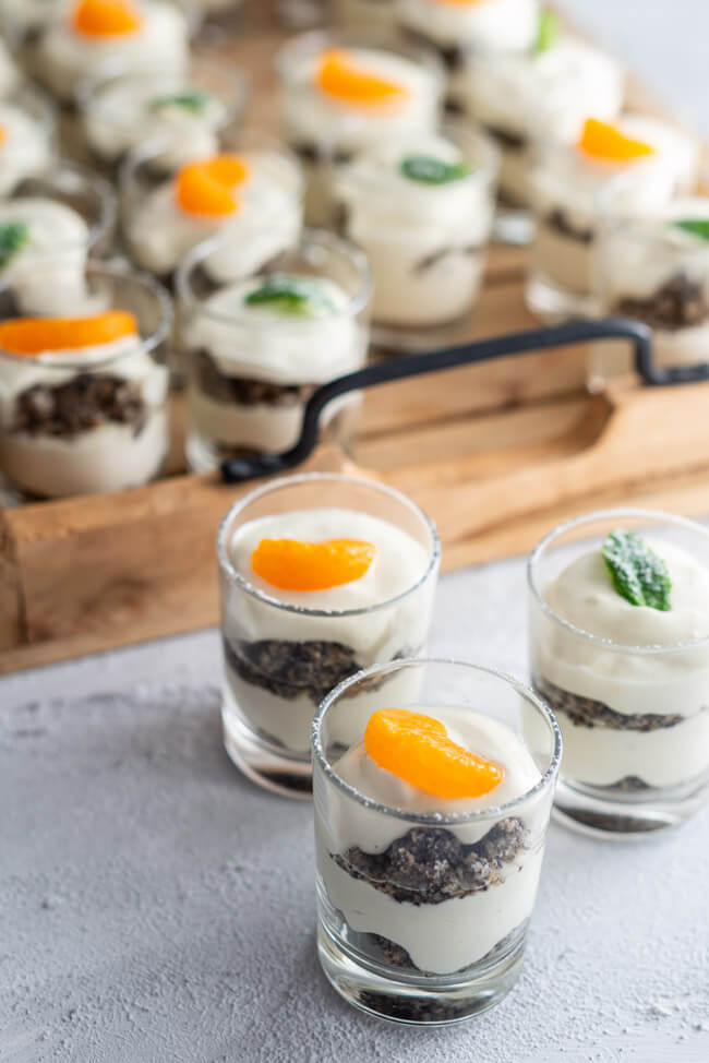 Dessert-Gläschen auf Holztablett.