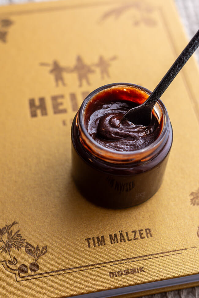 Nouss-Nougat-Creme von Tim Mälzer steht auf seinem Kochbuch Heimat.