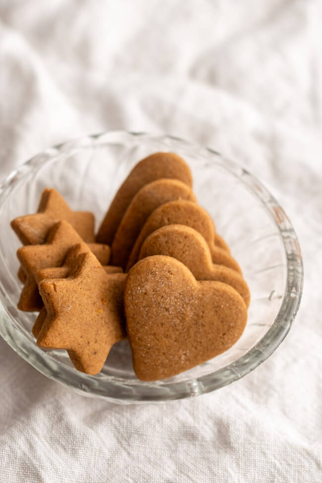 Lebkuchen aus Kitchen Impossible in Glasschale auf weißem Untergrund.