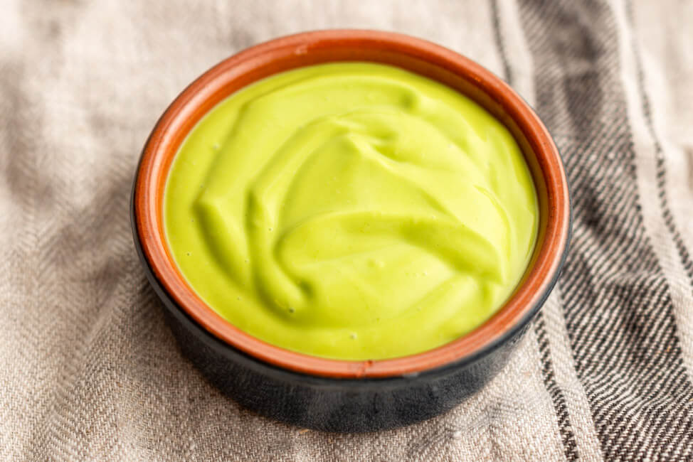 Schnittlauchmayonnaise in Keramikschälchen