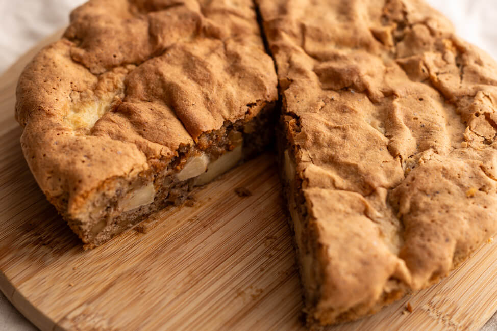 Angschnittene Apfel-Walnuss-Tarte aus Kitchen Impossible auf Holzbrett