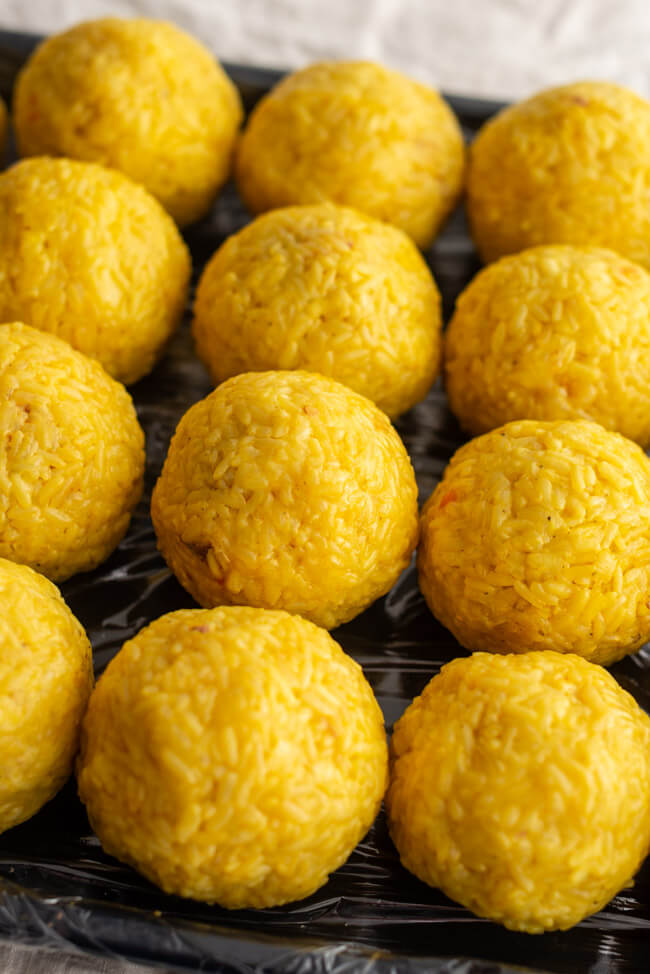 Geformte Reisbällchen auf Backblech.