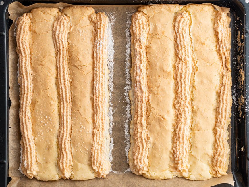Teig für die Kardinalschnitte auf Backblech, nach dem Backen.