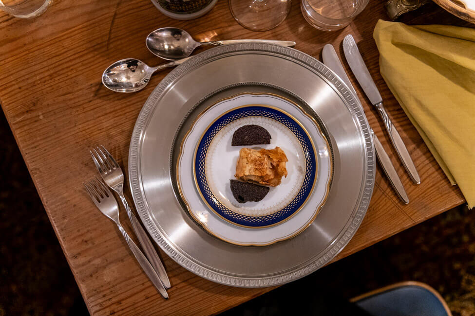 Apfelstrudel mit Blutwurst serviert auf Porzellanteller
