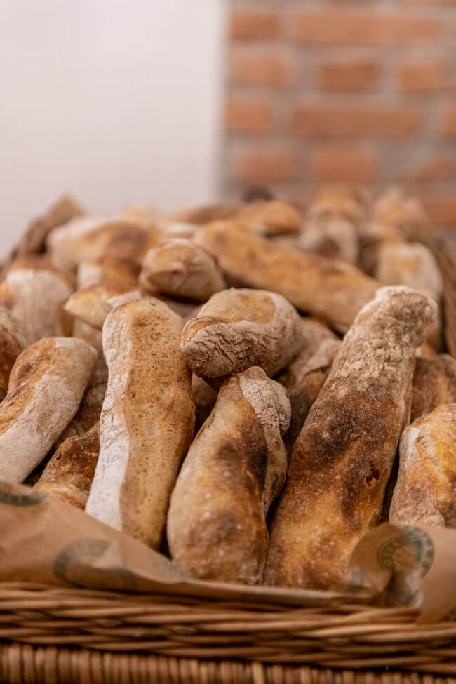 Frisch gebackene Brötchen in Weidenkorb von Arnd Erbel