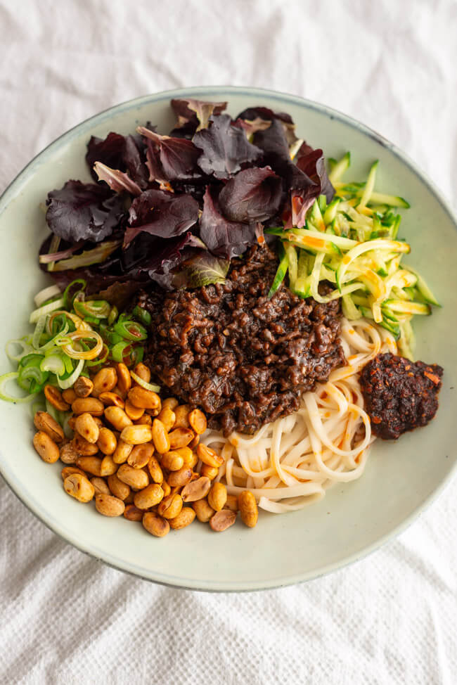 Eine Schüssel voller Nudeln mit Szechuan Beef Ragu nach einem Rezept aus dem BATU Restaurant in Hamburg.