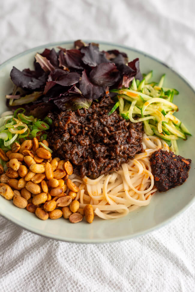 Eine Schüssel voller Nudeln mit Szechuan Beef Ragu nach einem Rezept aus dem BATU Restaurant in Hamburg.