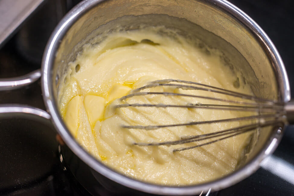 Grießbrei mit Butterstückchen im Topf