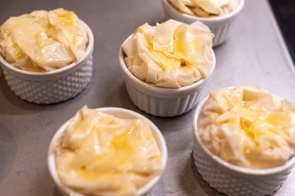 Filoteig gefüllt mit Grießpudding und mit Butter bepinselt.