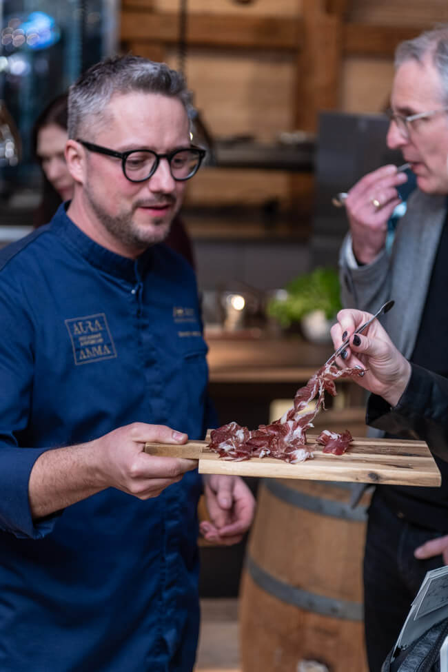 Sebastian Metzdorf serviert Prosciutto di ANIMA
